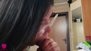 Страстная девушка балует член перед рассветом — сочные кадры крупным планом