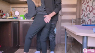 Горячая Аллиника угощает членом под столом – не для скромных!