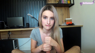 Горячая блондинка ублажает член ртом и садится сверху