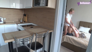 Муж тайком зажигает с горячей соседкой, пока жена в телефоне