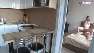 Муж тайком зажигает с горячей соседкой, пока жена в телефоне