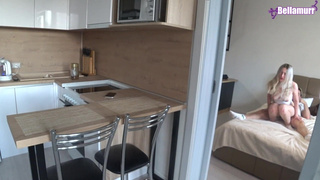 Муж тайком зажигает с горячей соседкой, пока жена в телефоне