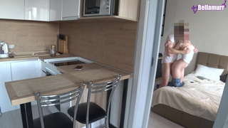 Муж тайком зажигает с горячей соседкой, пока жена в телефоне