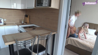 Муж тайком зажигает с горячей соседкой, пока жена в телефоне