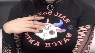 Готическая красотка доминирует в нежном джои