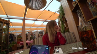 Публичный триггер-оргазм: страстная малышка не сдержалась за столиком