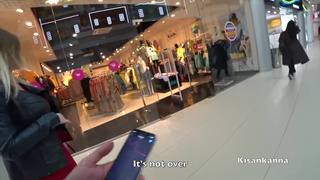 Публичный триггер-оргазм: страстная малышка не сдержалась за столиком