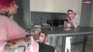 Жена рядом не подозревает: страстный минет под столом на глазах у супруги