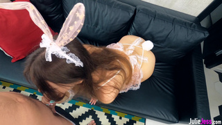 Развратное видео с Джули: кроличьи атрибуты, жесткий трах и любительская съемка