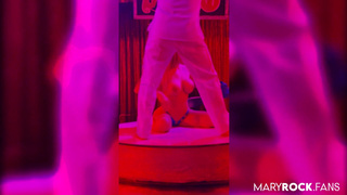 Горячий секс на публике с Мэри Рок – страстные ласки и рискованные игры