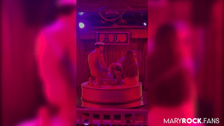 Горячий секс на публике с Мэри Рок – страстные ласки и рискованные игры