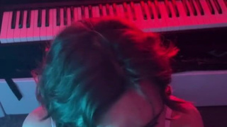 Музыкальная нимфа устроила дикий джэм между простынями