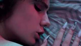 Музыкальная нимфа устроила дикий джэм между простынями