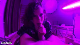 Неоновый секс: Darcy Dark и парень в откровенной ночной съемке