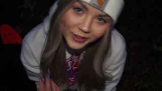 Горячая тян в деле: страстный минет в скейтерской тусовке