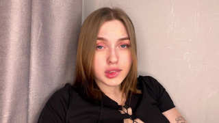 Страстная девушка с упругой попкой добивается оргазма