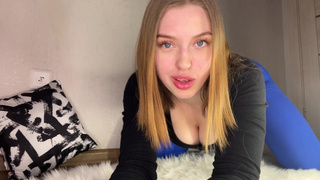 Хани Саша дразнит сочной попкой в лосинах и страстно ласкает киску